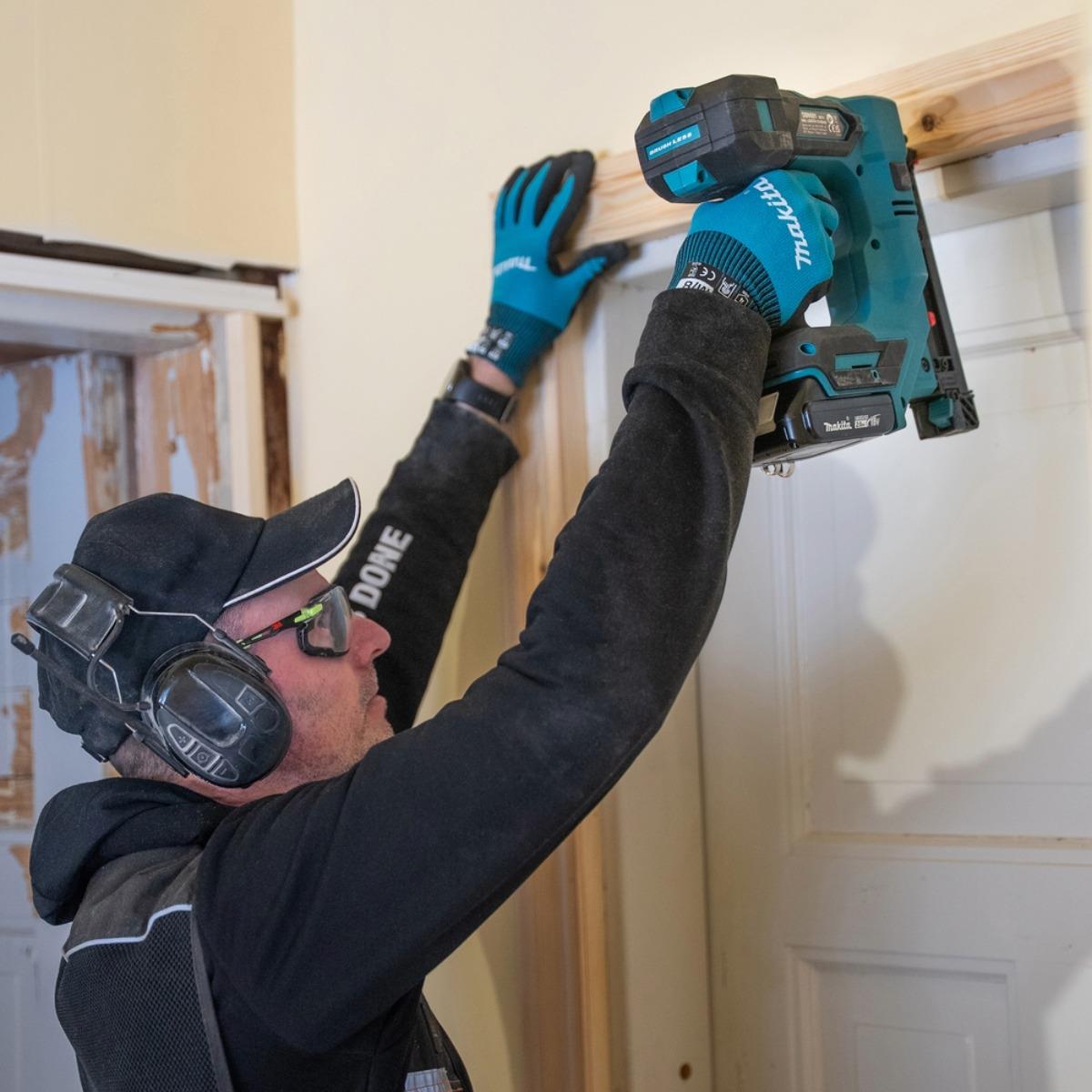 Makita DBN501ZJ 18V Brushless 18G Brad Nailer with 1 x 9.0Ah Battery Charger & Case
