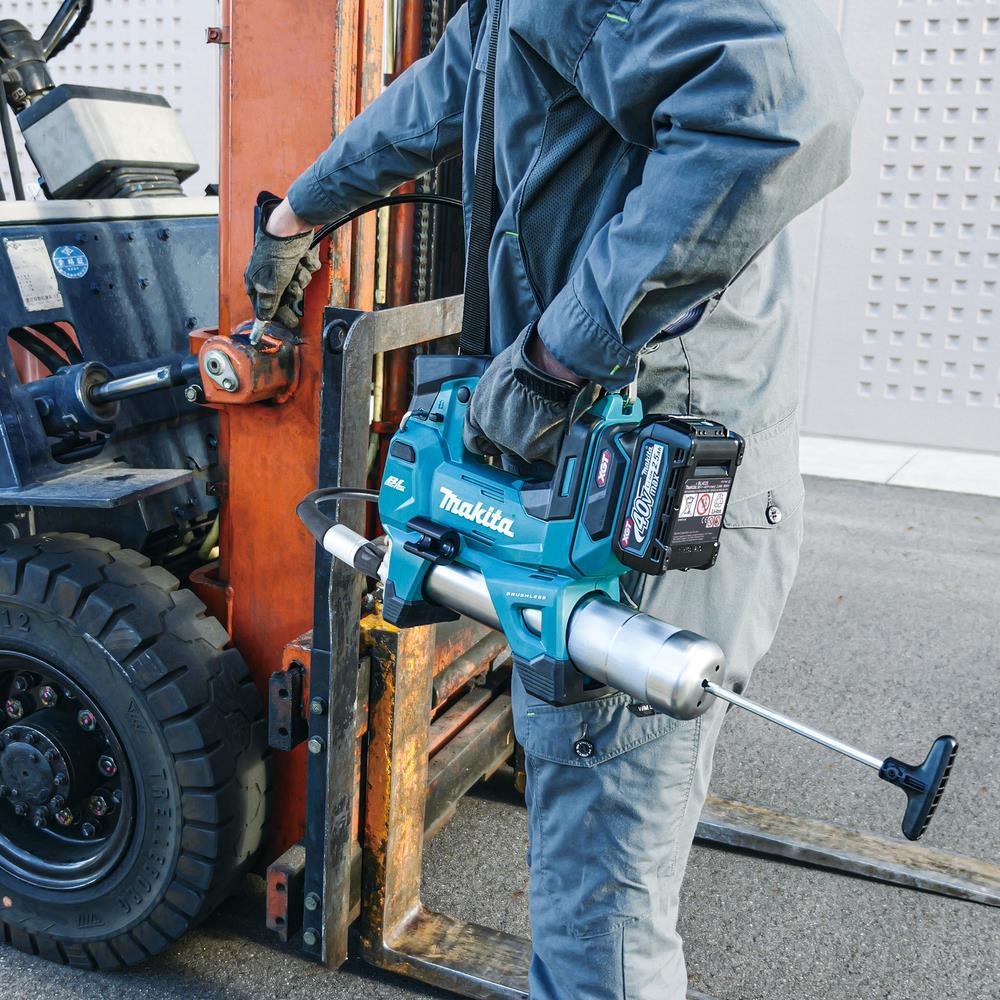 Makita GP001GZ 40V Max XGT Grease Gun with 2 x 5.0Ah Battery & Charger